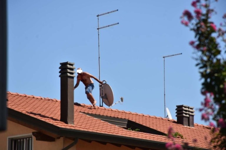 jesolo si getta dal tetto bis