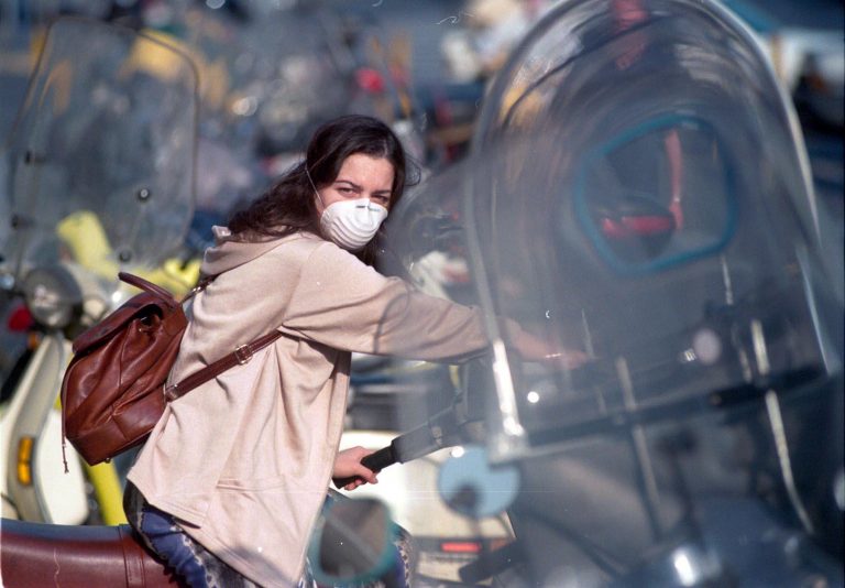 SMOG : RAGAZZA CON MASCHERINA