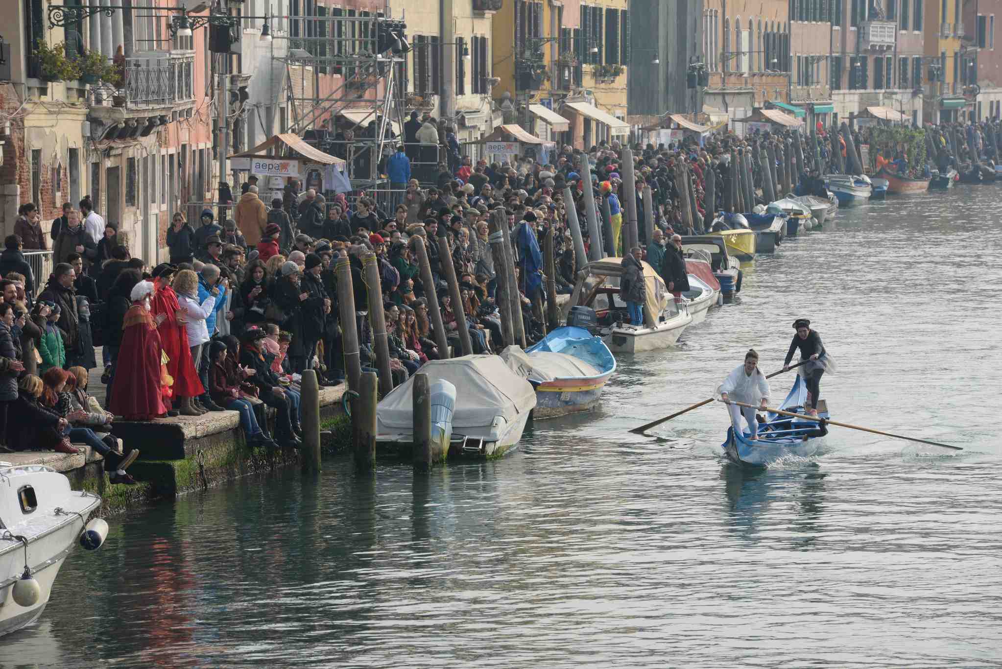 Venezia, 28 gennaio 2018 - festaveneziana in rio di cannaregio - l'arrivo del corteo di barche e maschere con la pantegana e il suo scoppio con il volo dei palloncini