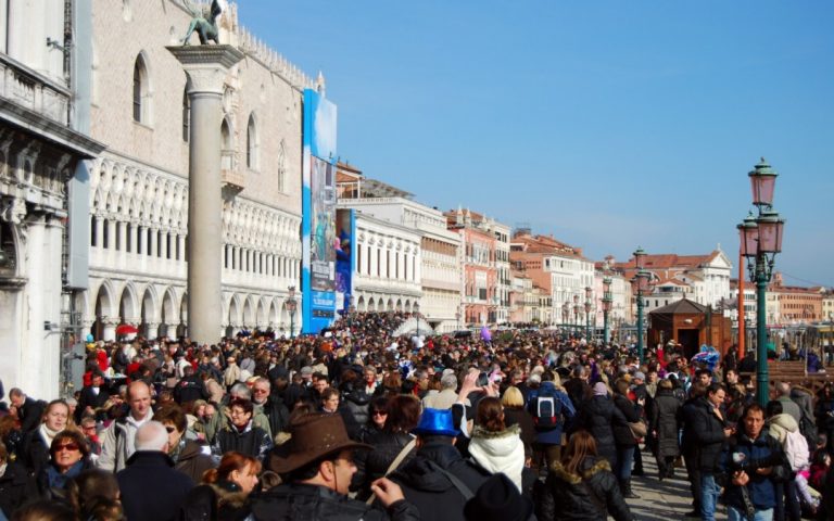 folla-carnevale-venezia-1080x675