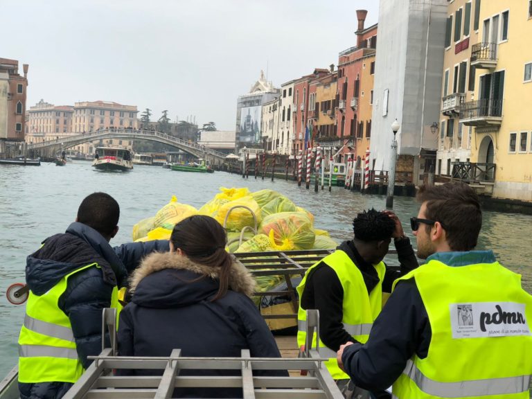 raccolta abiti usati uno
