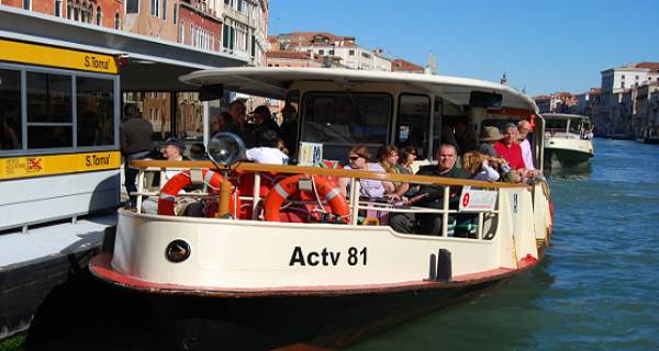 vaporetto-actv-pontile-venezia