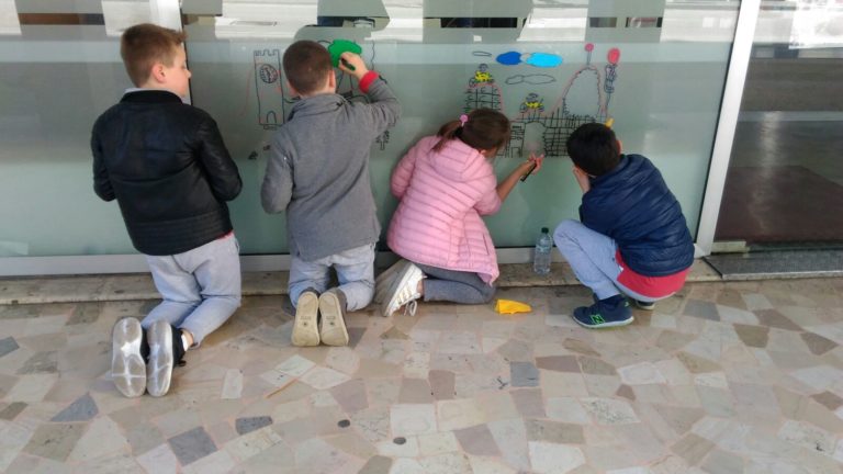 vetrine bambini dipingono uno