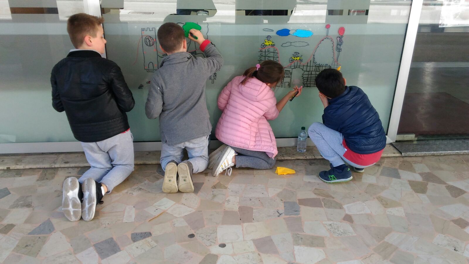vetrine bambini dipingono uno