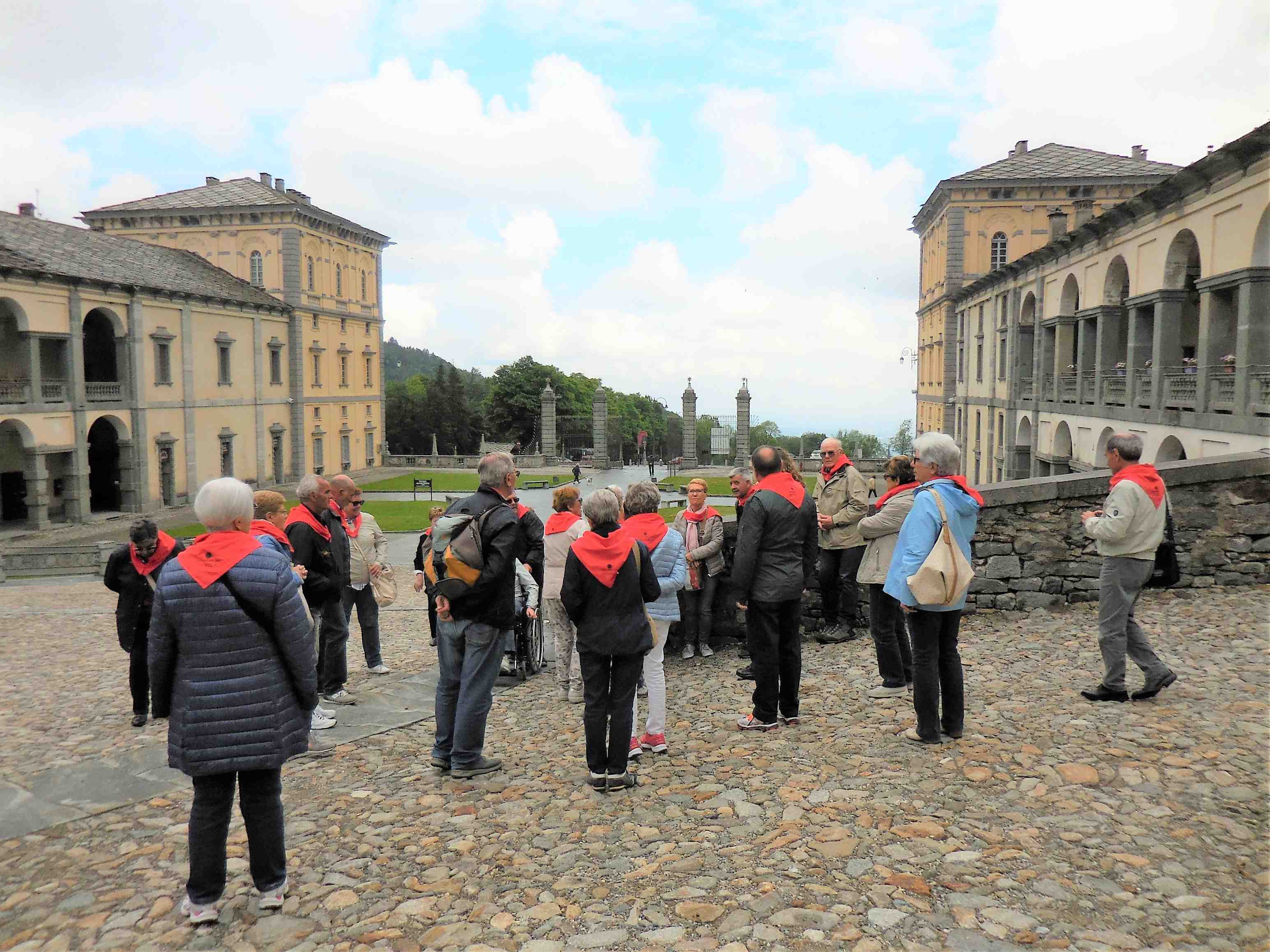 Mira caritas 1) Oropa - piazzale del Santuario