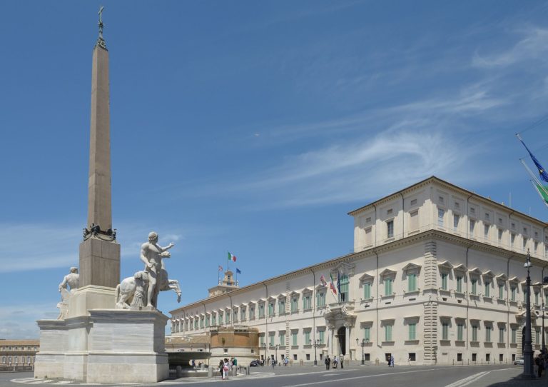 Quirinale_palazzo_e_obelico_con_dioscuri_Roma
