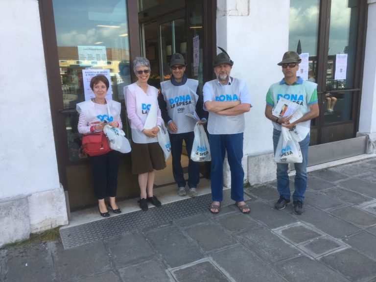 casa famiglia raccolta alimentari tre