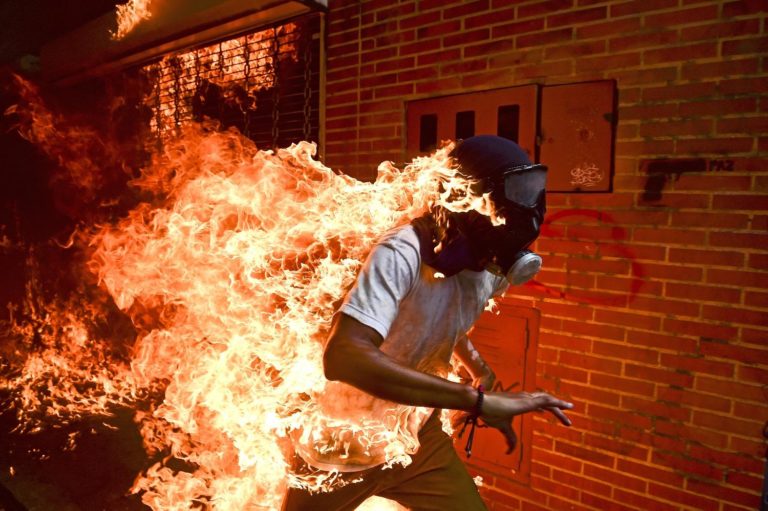 World Press Photo of the Year_Winner_Ronaldo Schemidt, Agence France-Presse - light
