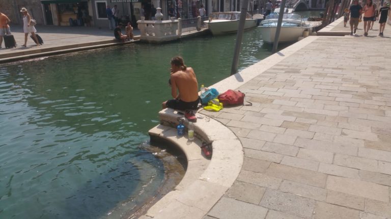turista venezia torso nudo