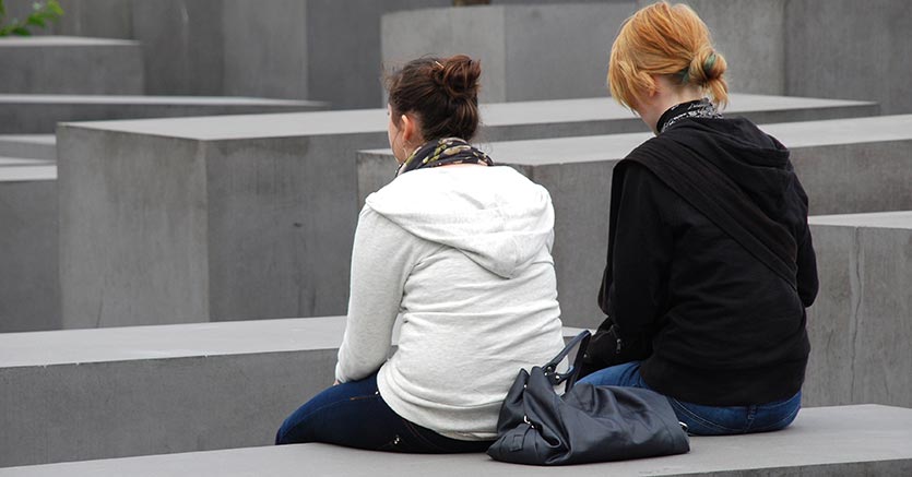 Junge Frauen am Holocaust-Mahnmal Berlin