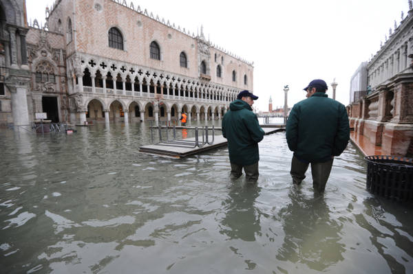 ACQUA ALTA VENEZIA: NELLE ISOLE LAGUNA TOCCATI I 143 CM