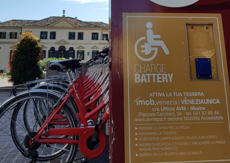 colonnina ricarica batterie