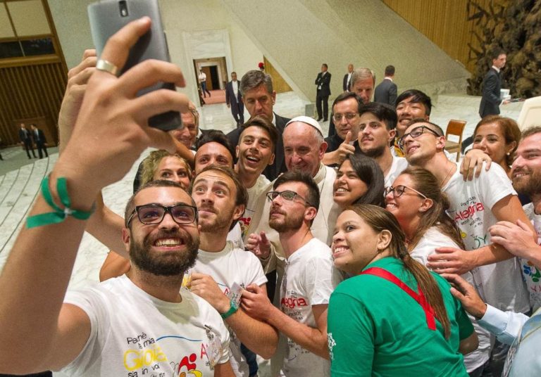 papa francesco e giovani bis
