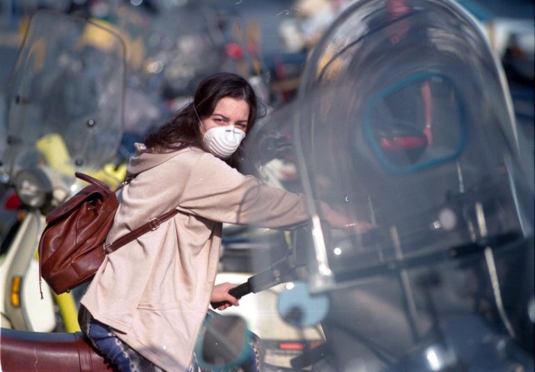 SMOG : RAGAZZA CON MASCHERINA