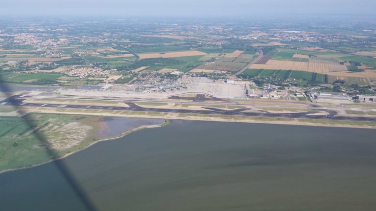 aeroporto marco polo pista rifatta