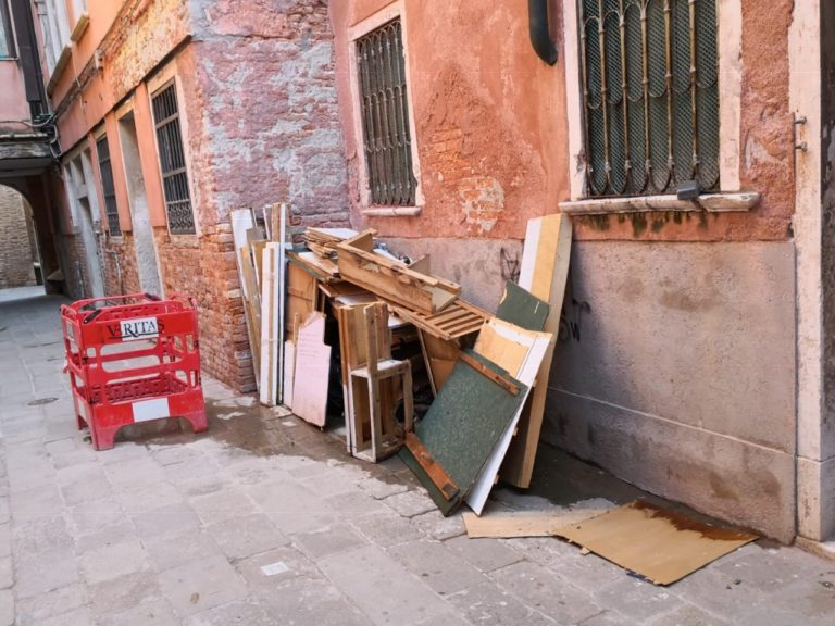 rifiuti ingombranti abbandonati