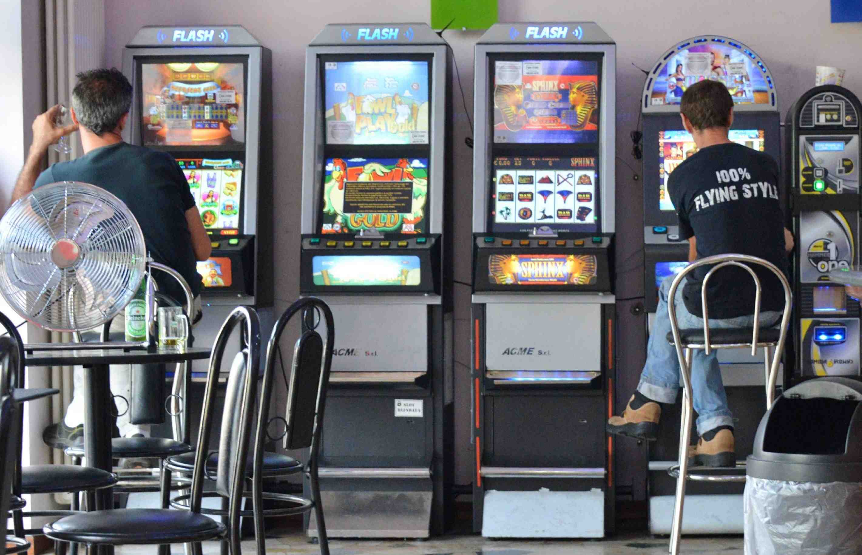 fotogramma - alberto giannoni ruzzo - Videopoker e slot-machine in un bar