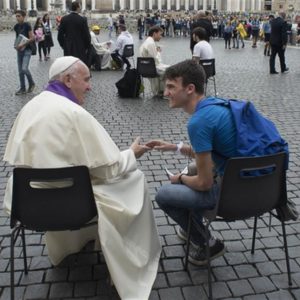 Papa confessa