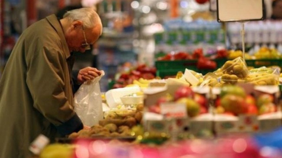 anziano spesa supermercato