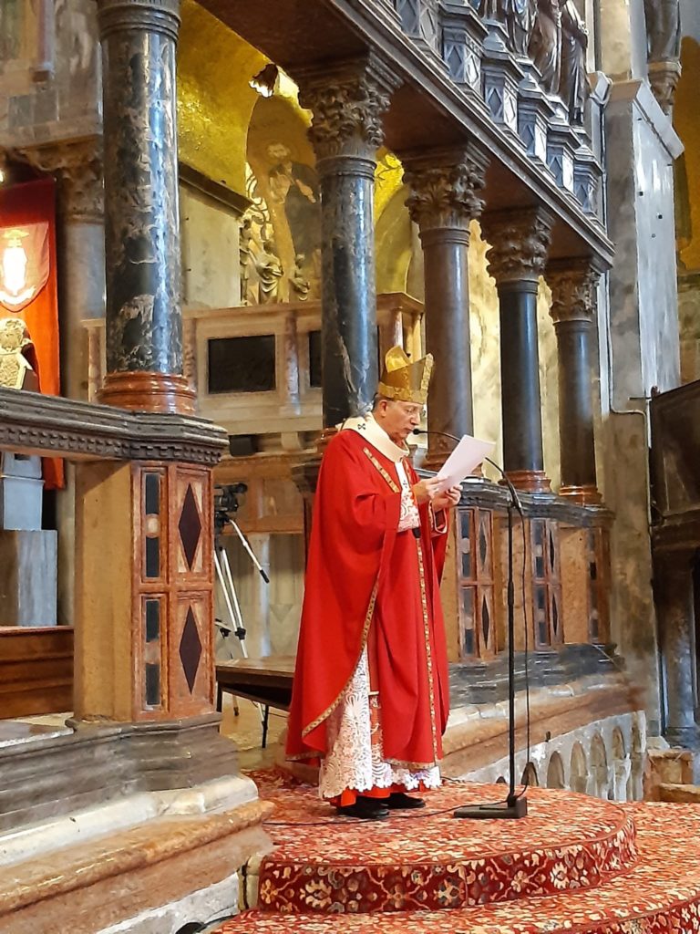 L’omelia del Patriarca per la solennità di San Marco: «Tornerà l’uomo, finalmente, ad essere al centro dello scacchiere?»