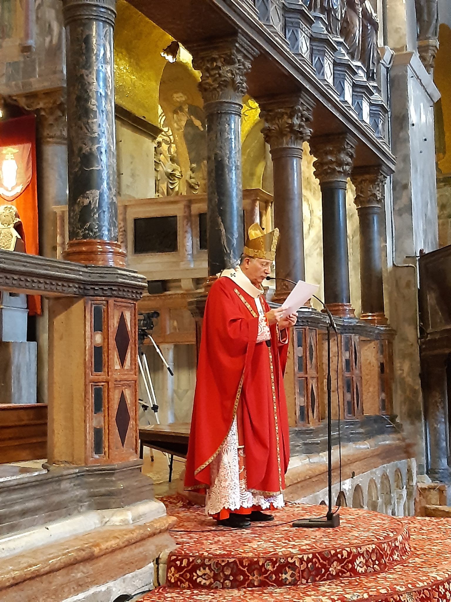 L’omelia del Patriarca per la solennità di San Marco: «Tornerà l’uomo, finalmente, ad essere al centro dello scacchiere?»