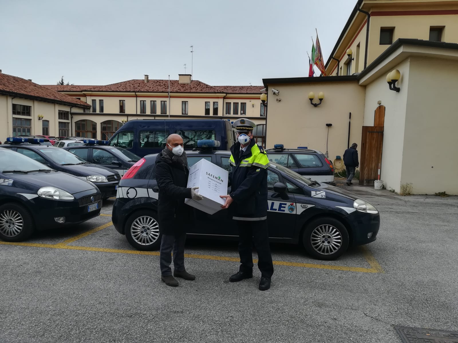 polizia consegna tute cingalesi