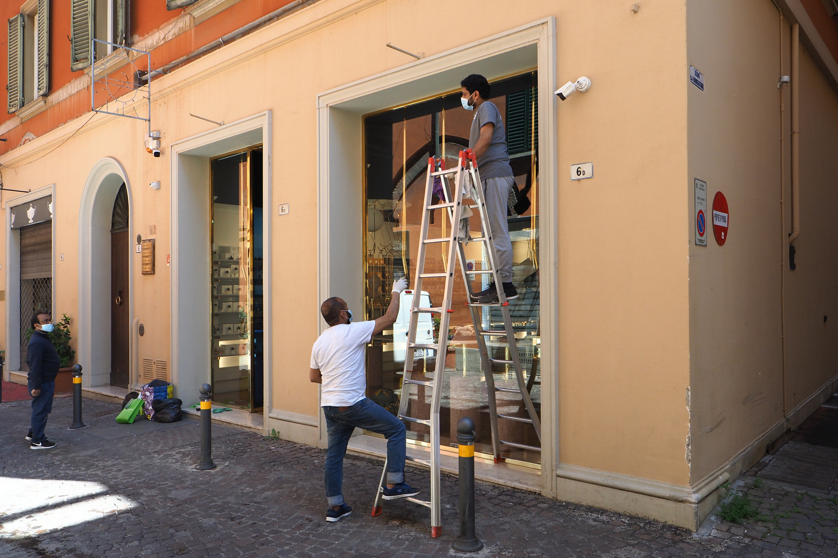 070520 - PREPARAZIONE PULIZIA SANIFICAZIONE NEGOZI PER PROSSIMA RIAPERTURA FASE 2