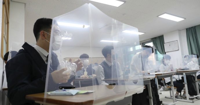 scuola plexiglas-690x362