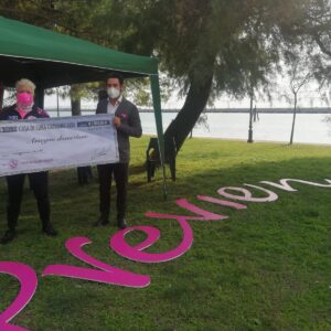 trifoglio rosa Matteo Geretto consegna assegno da parte casa di cura di Monastier a Trifoglio Rosa