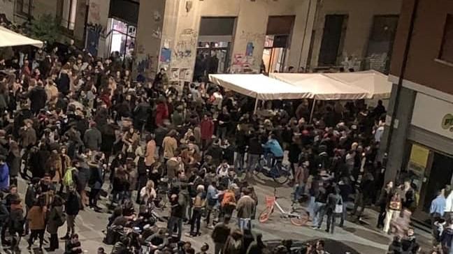 piazza piena gente