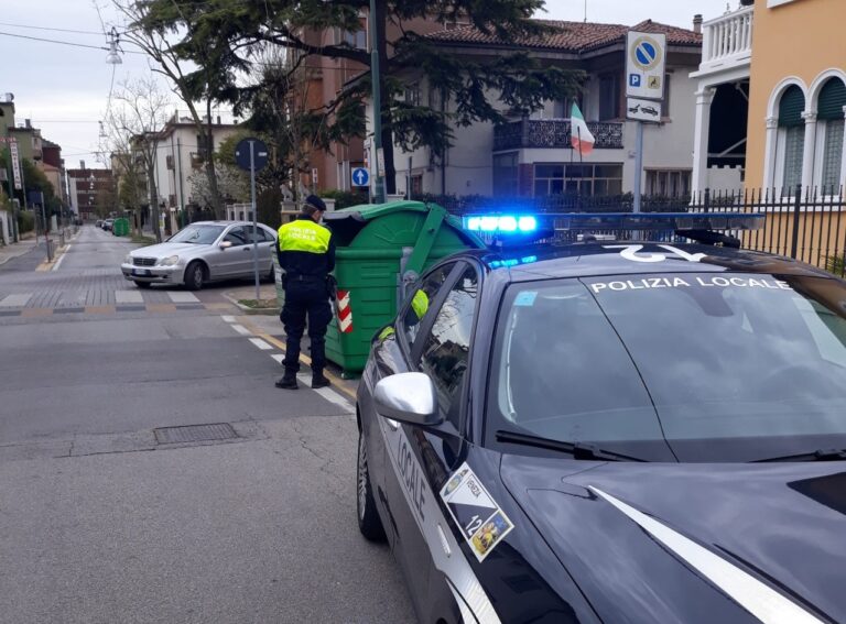 polizia locale arresto pusher nel cassonetto