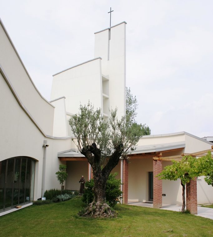 chiesa-dei-santi-francesco-e-chiara-marghera-1