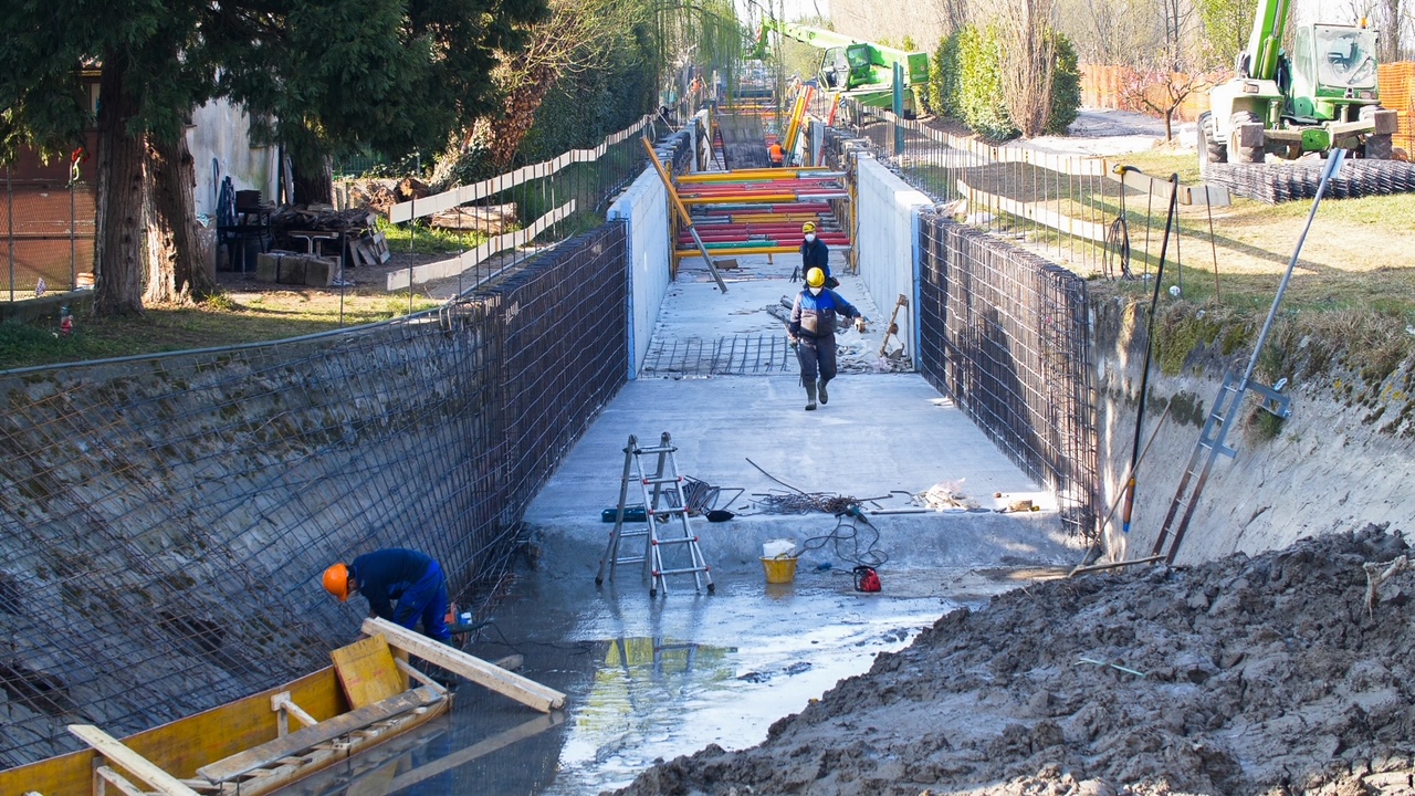 canale cuai Operai nel bacino dell'opera di presa a Quarto d'Altino-2