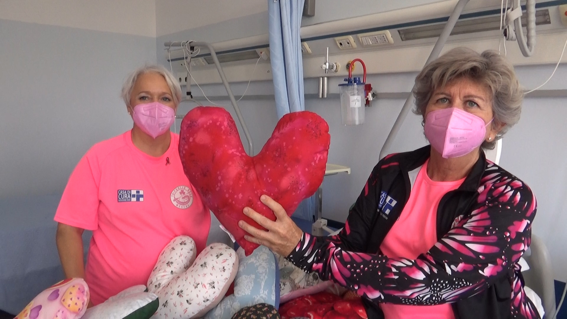 trifoglio rosa Daniela Venier e Cristiana Csermely del Trifoglio rosa con cuscini del cuore