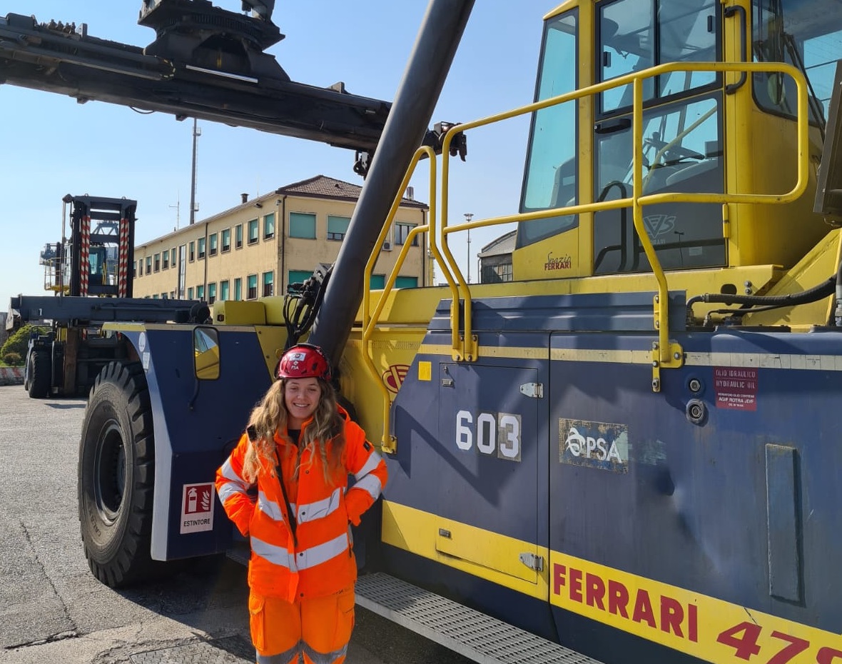 Giulia Bello porto container
