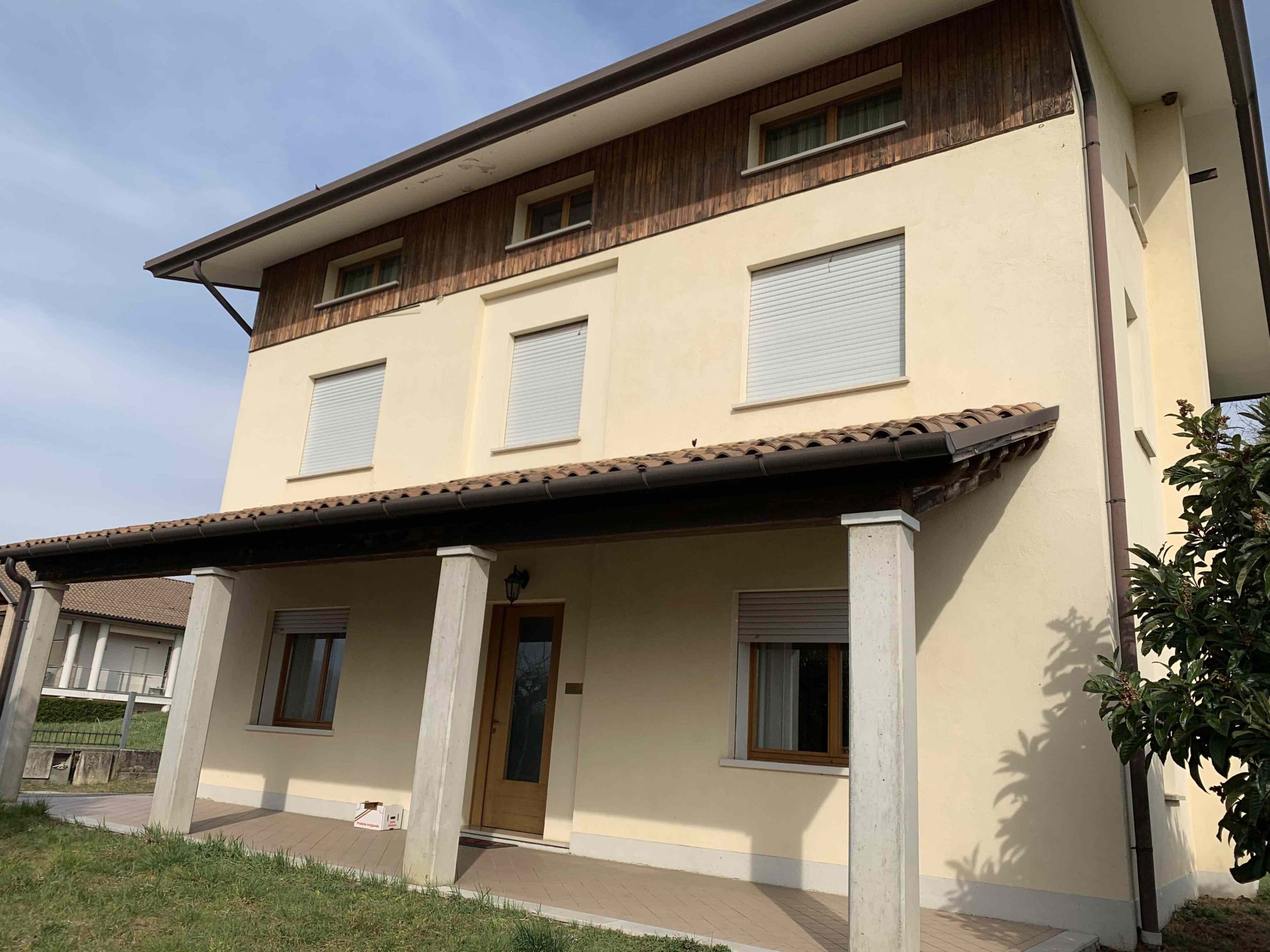 casa card. Cè esterno casa