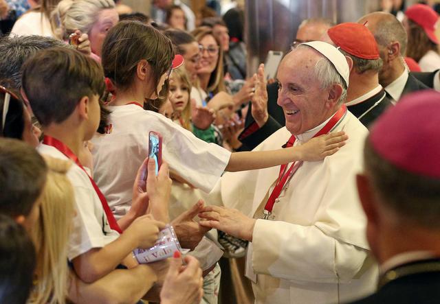 Papa: bagno di folla con ragazzi Treno dei Bambini