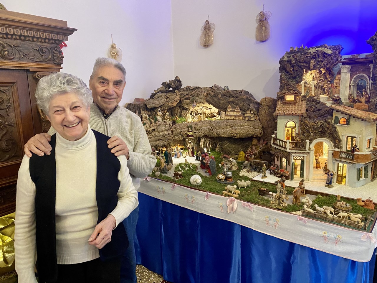 Carmelo e Gabriella con alle spalle il Tripesepe