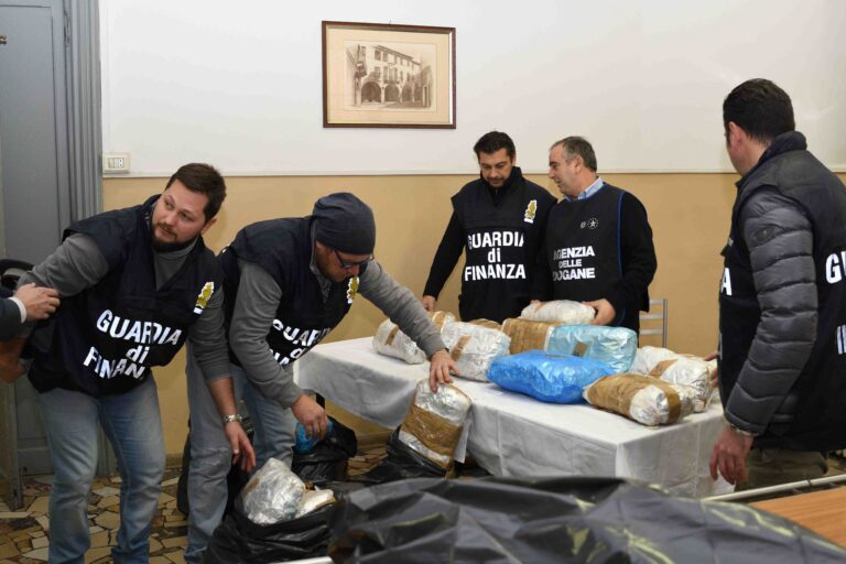 guardia finanza droga
