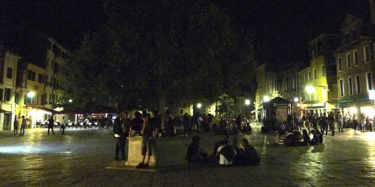 campo-santa-margherita-by-night