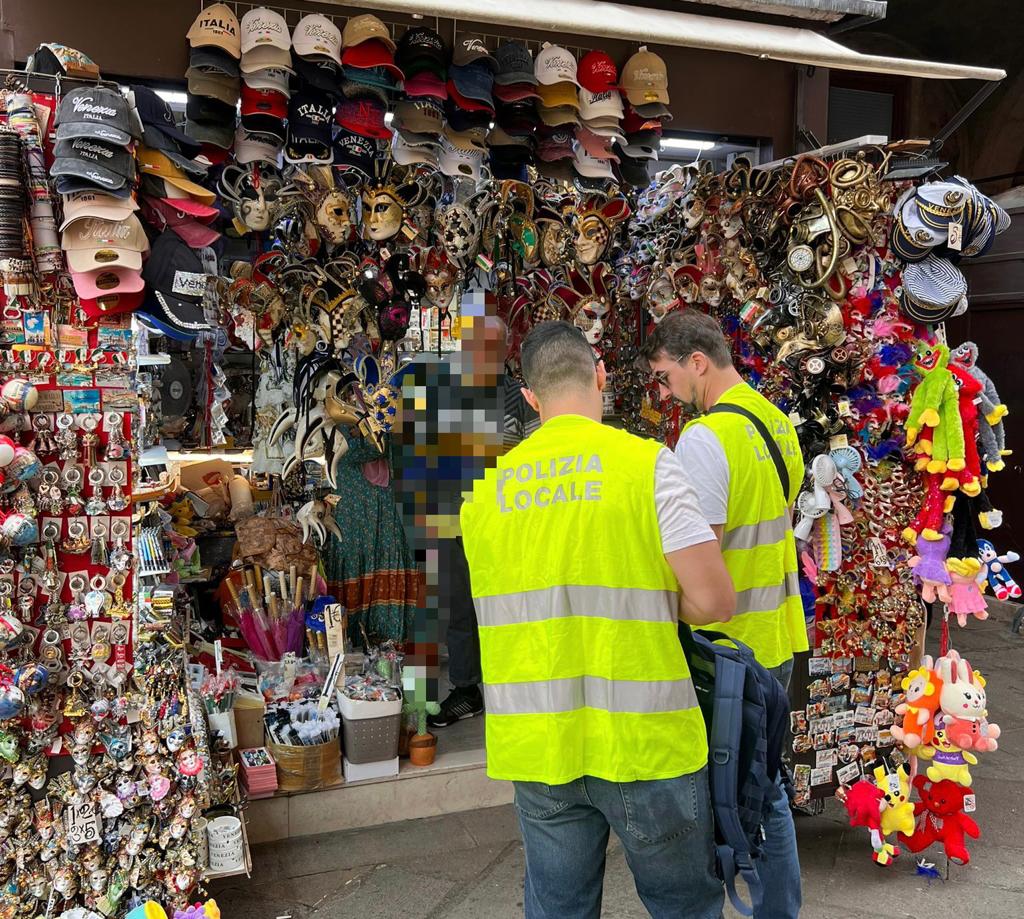 venezia polizia locale bancarelle souvenir