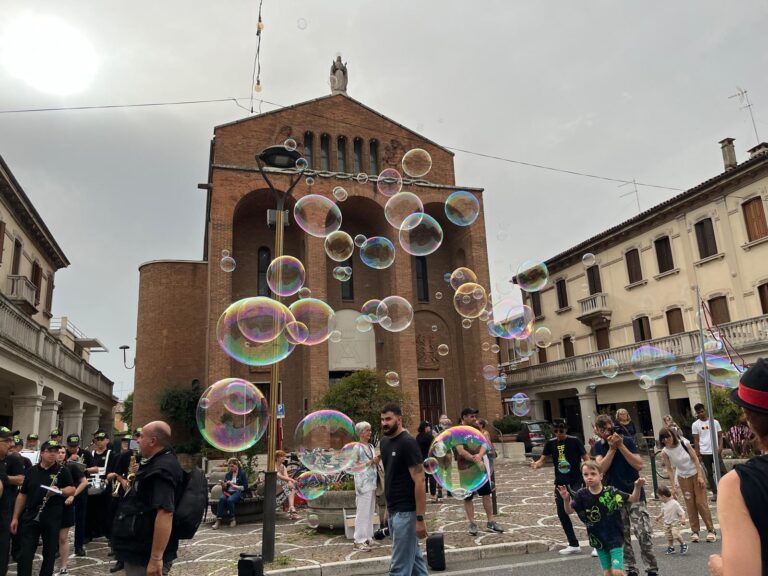 via piave in festa bolle di sapone