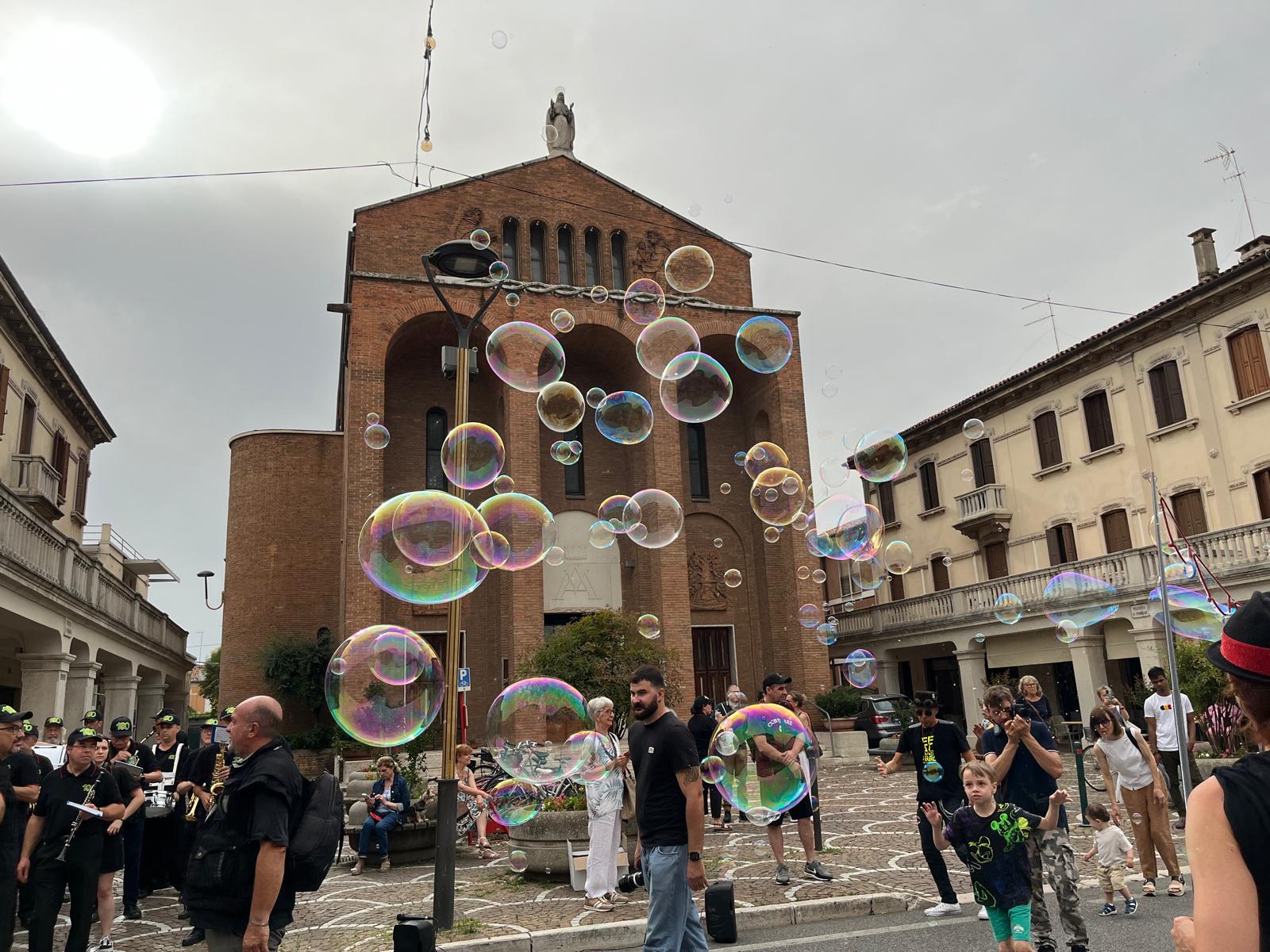 via piave in festa bolle di sapone