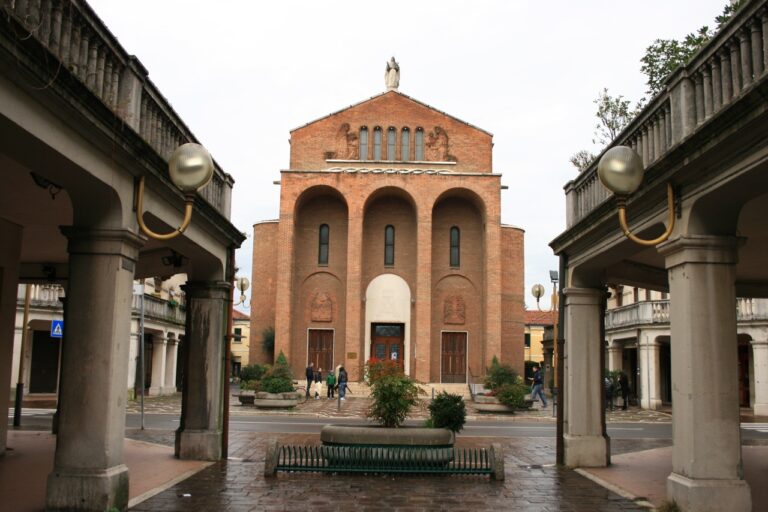 Chiesa_di_Santa_Maria_di_Lourdes_(Mestre)