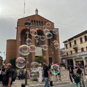 via piave in festa bolle di sapone