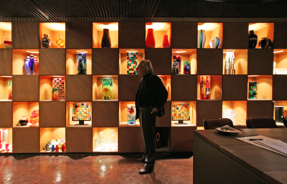 Giovanni Moretti, sullo sfondo lo show room disegnato da Gaetano Pesce. Photo di Michela Scibilia