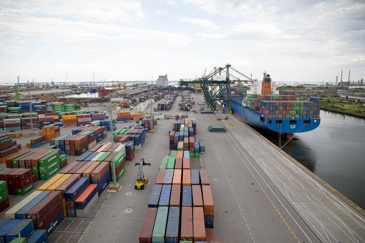porto venezia container nave banchina