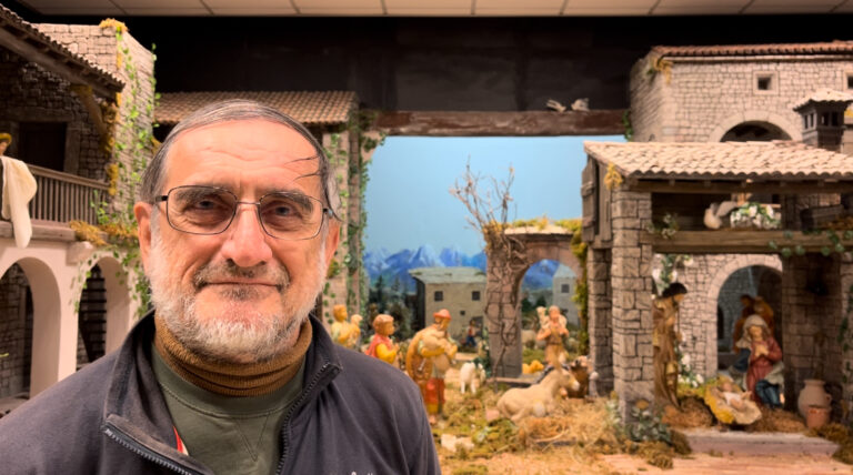 mes1 Padre oreste davanti al presepe 2025