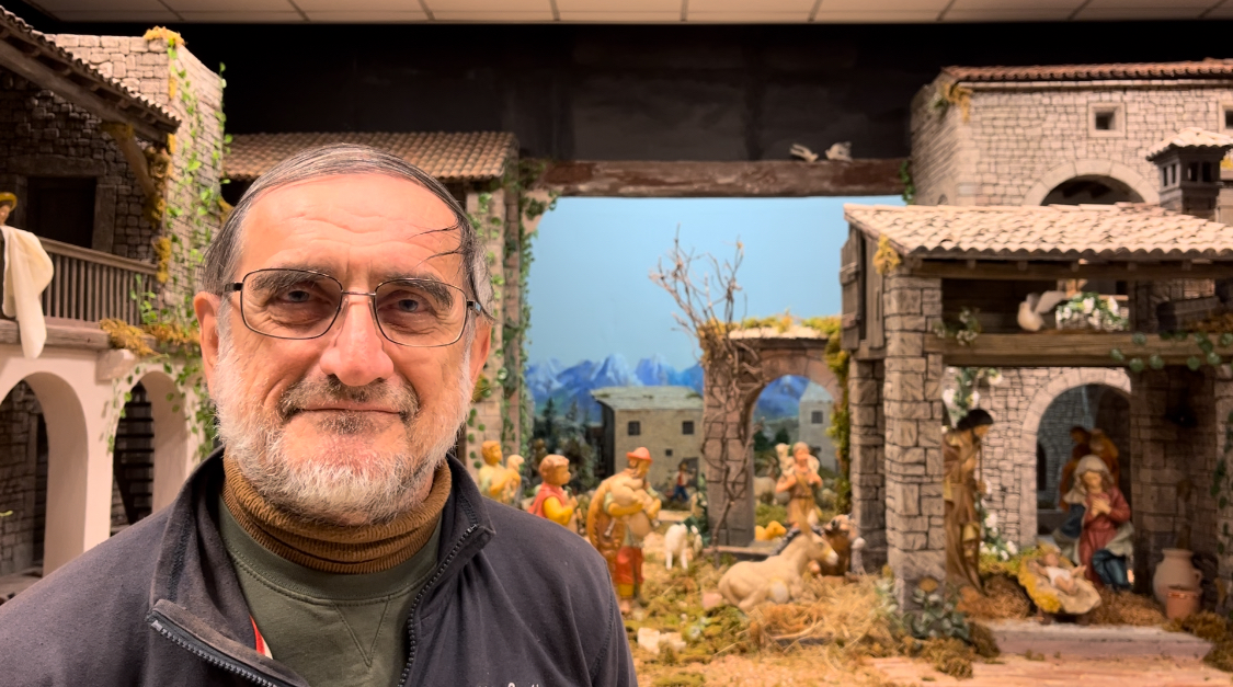 mes1 Padre oreste davanti al presepe 2025