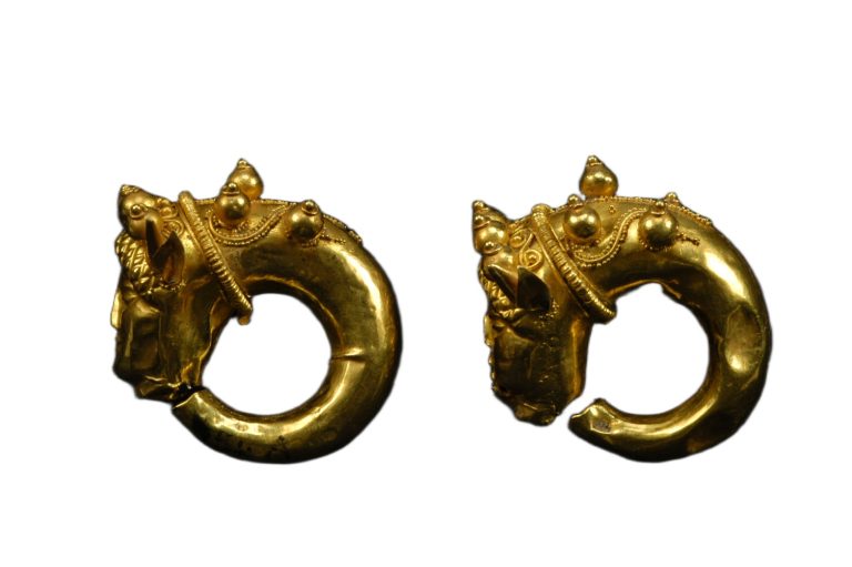 Coppia di orecchini in oro a tubo